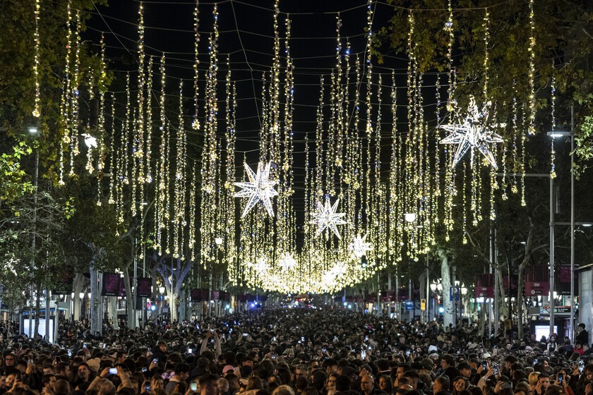 Barcelona cree que tiene un problema de seguridad nocturna. Así que va a dejar las luces de Navidad encendidas todo el año