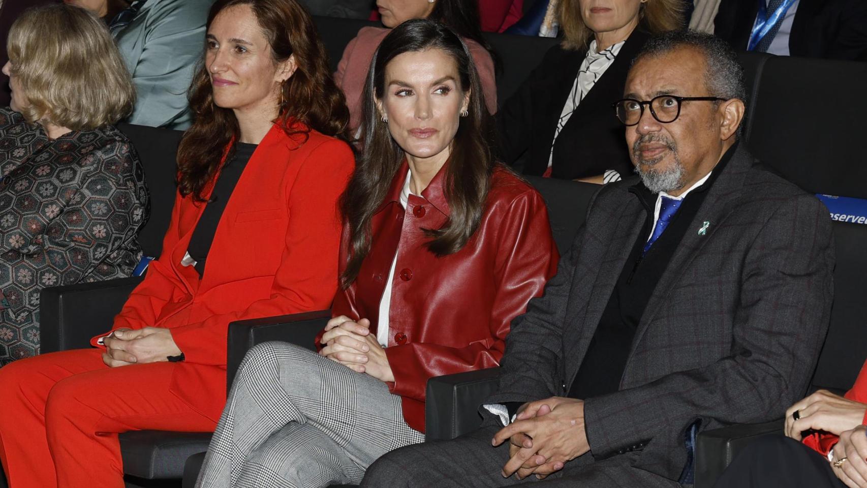 Letizia adelanta las tendencias de primavera con una de sus prendas favoritas: la chaqueta de cuero roja de Mango
