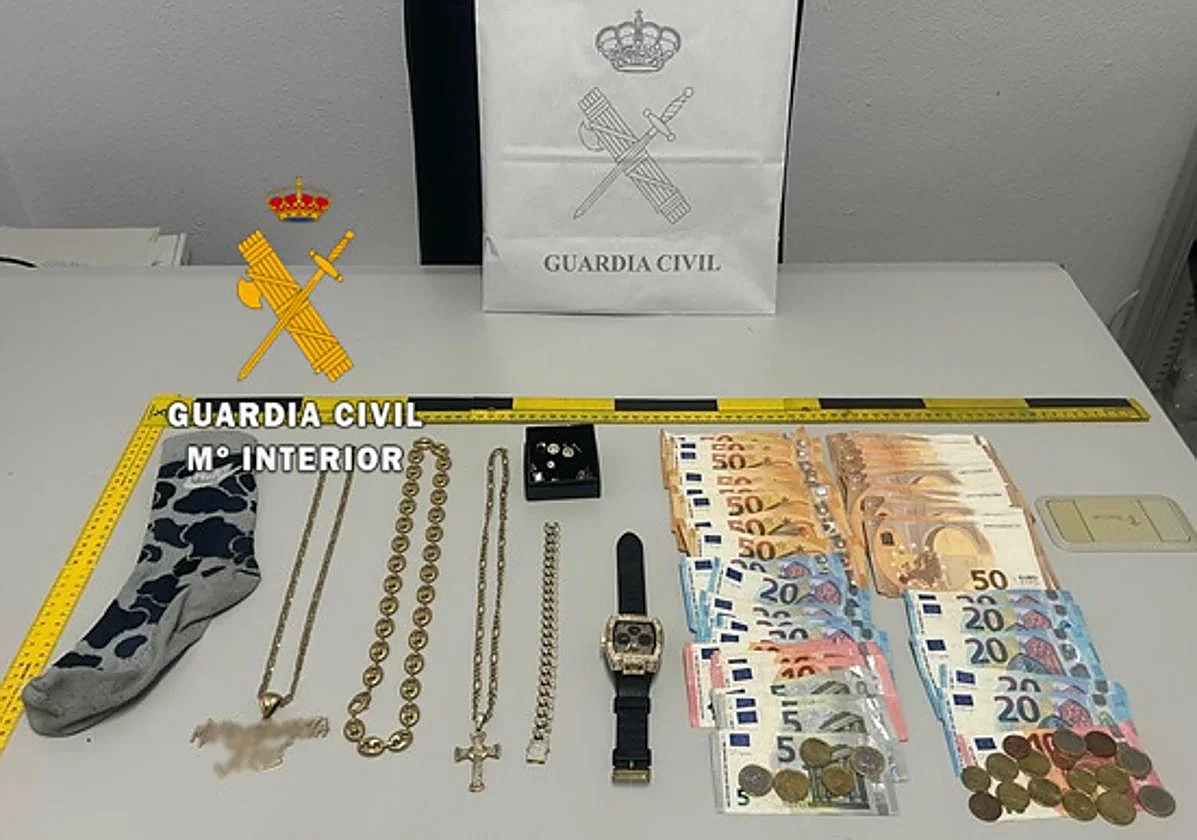 Tres detenidos por agresión y varios robos de joyas y dinero en Rincón de la Victoria