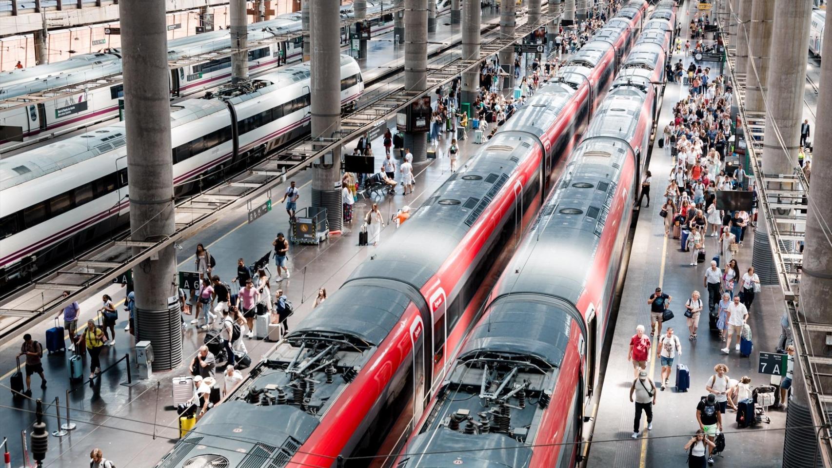 Atocha sufre retrasos en trenes de más de una hora tras el parón de un tren que bloquea las vías