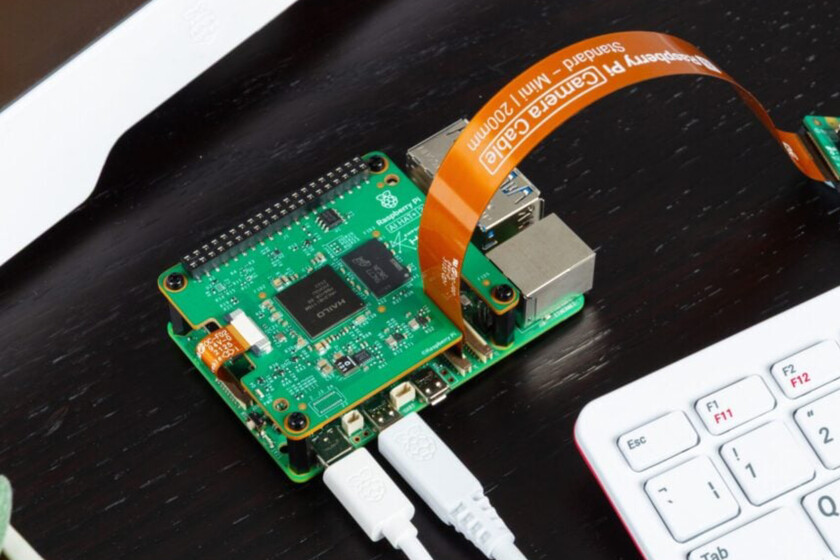 Raspberry Pi se ha dado cuenta de que cada vez hay más interés por ejecutar modelos de IA en local: su nueva placa hace eso y más