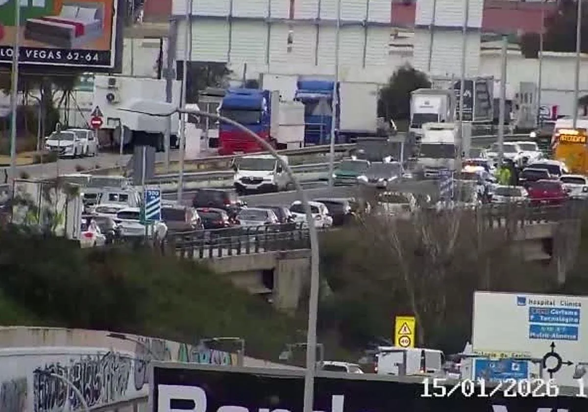 Un accidente en la A-357 provoca retenciones a la salida de Málaga