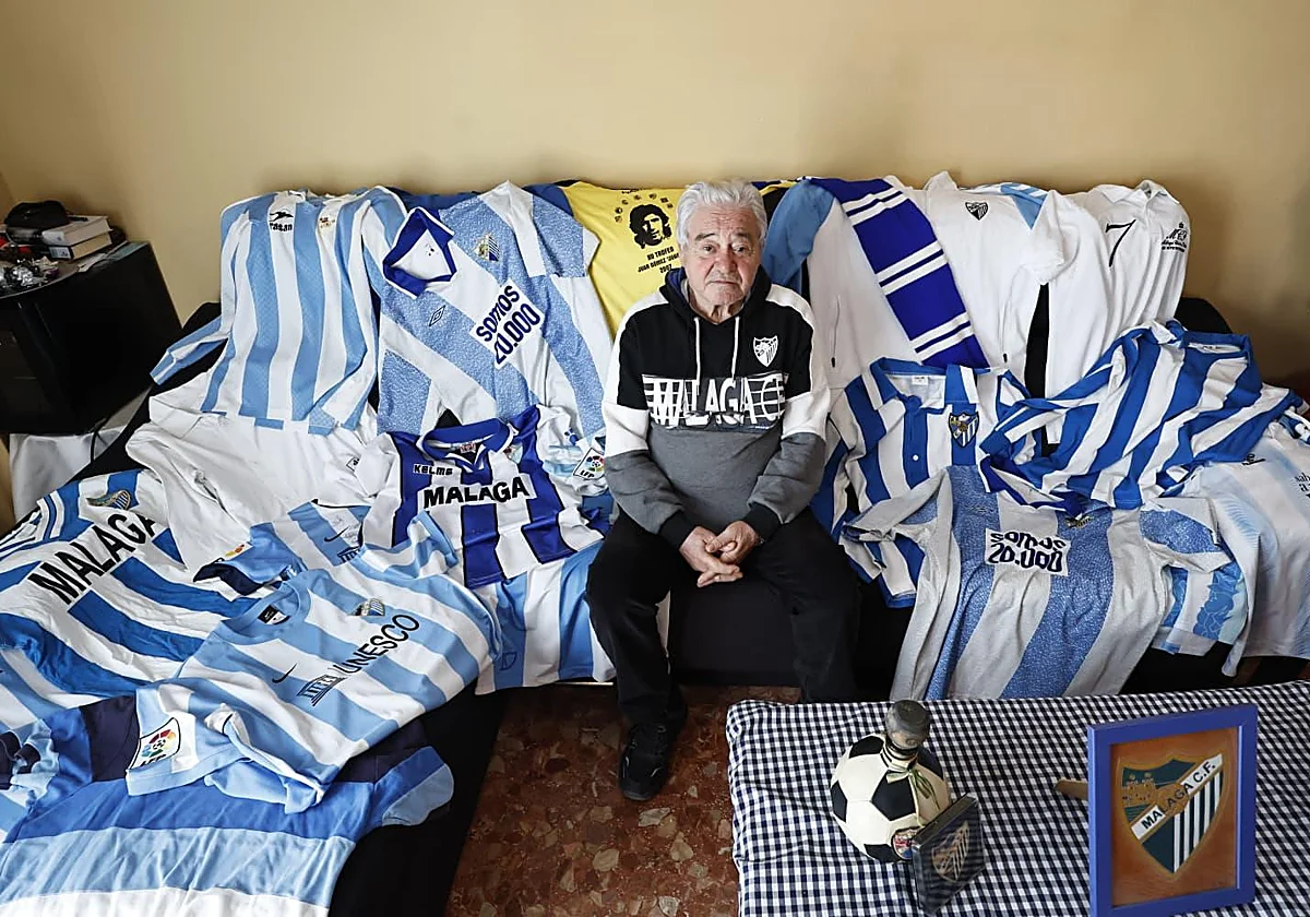 Una vida dedicada al malaguismo en 52 camisetas
