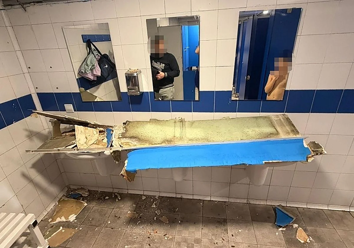 Susto por la caída de parte del techo de un vestuario infantil en un complejo deportivo de Fuengirola