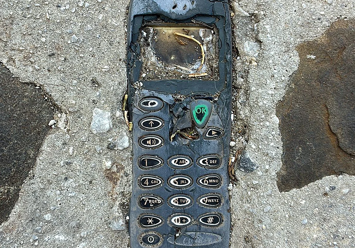 El Nokia que se quedó para siempre: 18 años de un móvil incrustado en una acera de El Borge