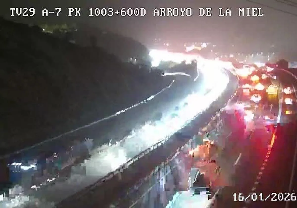 Un camión averiado en mitad de la A-7 complica el tráfico entre Torremolinos y Benalmádena