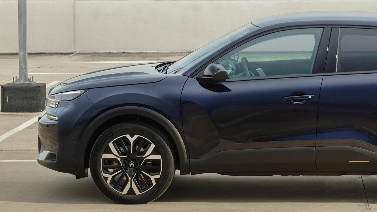 Es barato, tiene consumo de Toyota y, con 7.400 € de rebaja, este sedán ECO es anti-SUV que nadie puede igualar