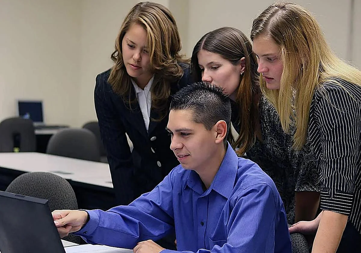El CES saca los colores al Estatuto del Becario de Yolanda Díaz