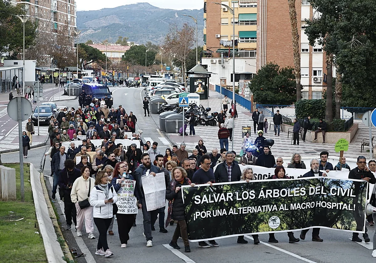 150 personas protestan contra la construcción del macrohospital de Málaga en los aparcamientos del Civil