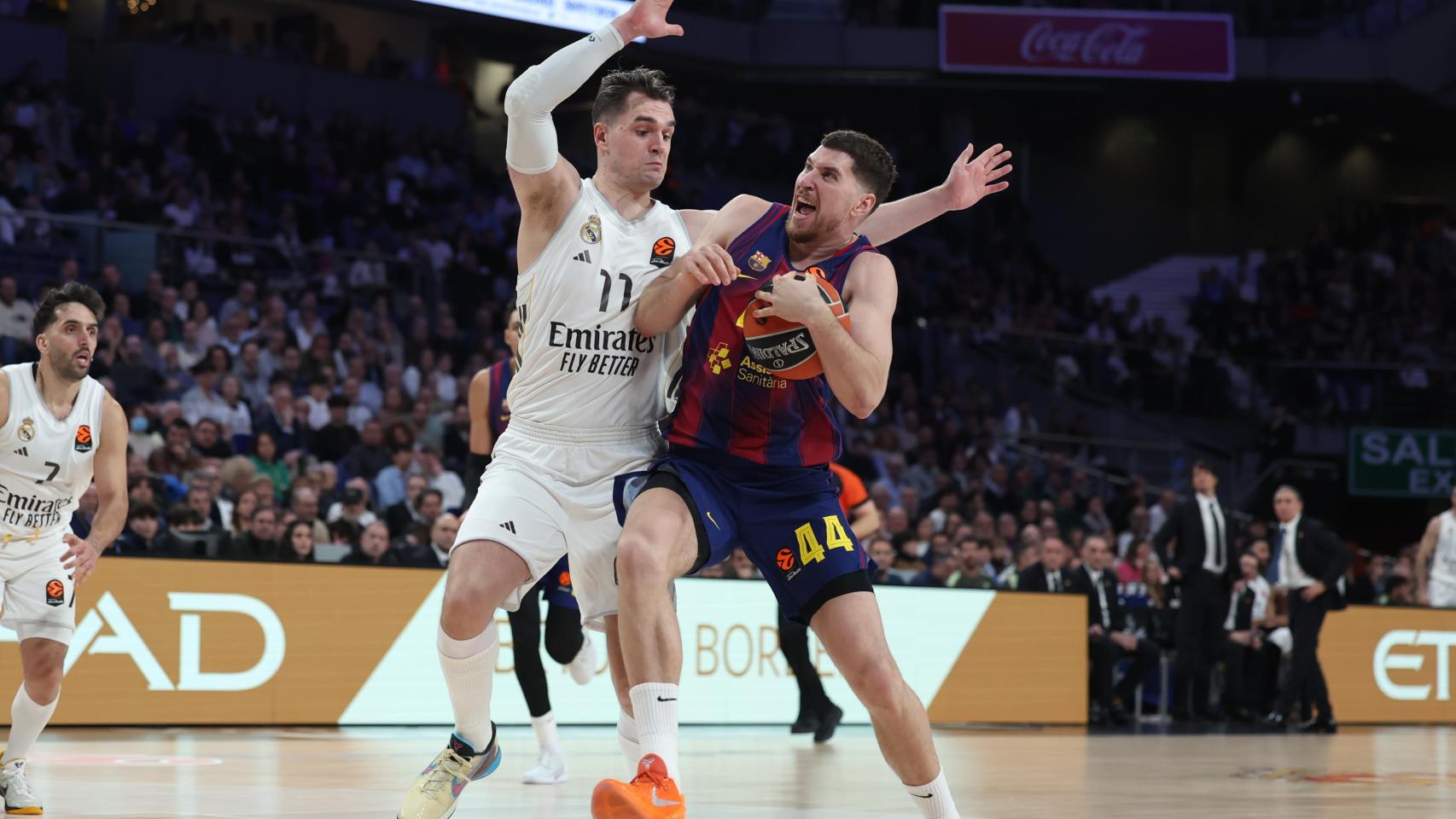 El Real Madrid firma el mejor partido de toda la temporada ante el Barça y se asienta en los playoff de la Euroliga