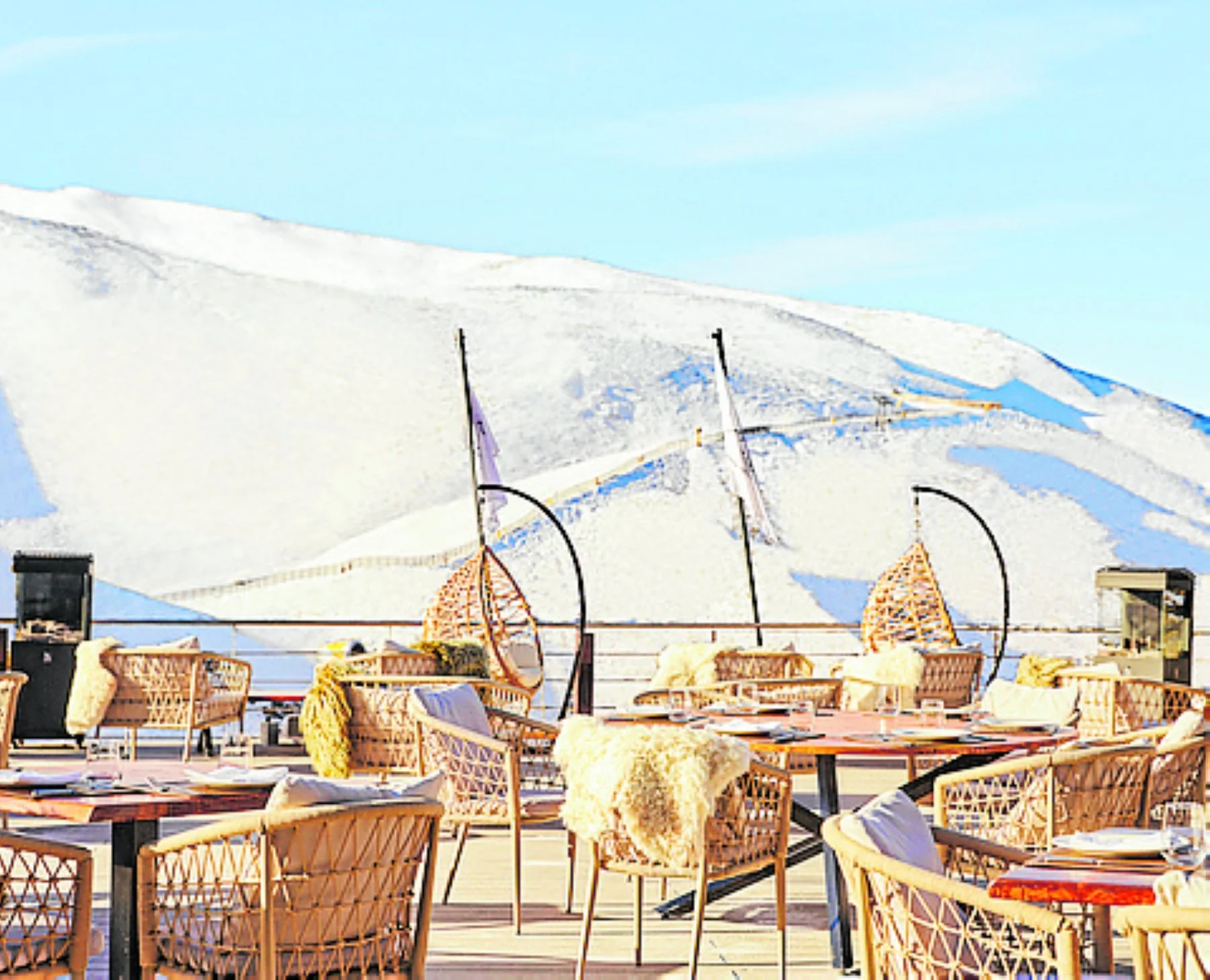 The Sun Deck (Sierra Nevada): Comer alrededor de la nieve