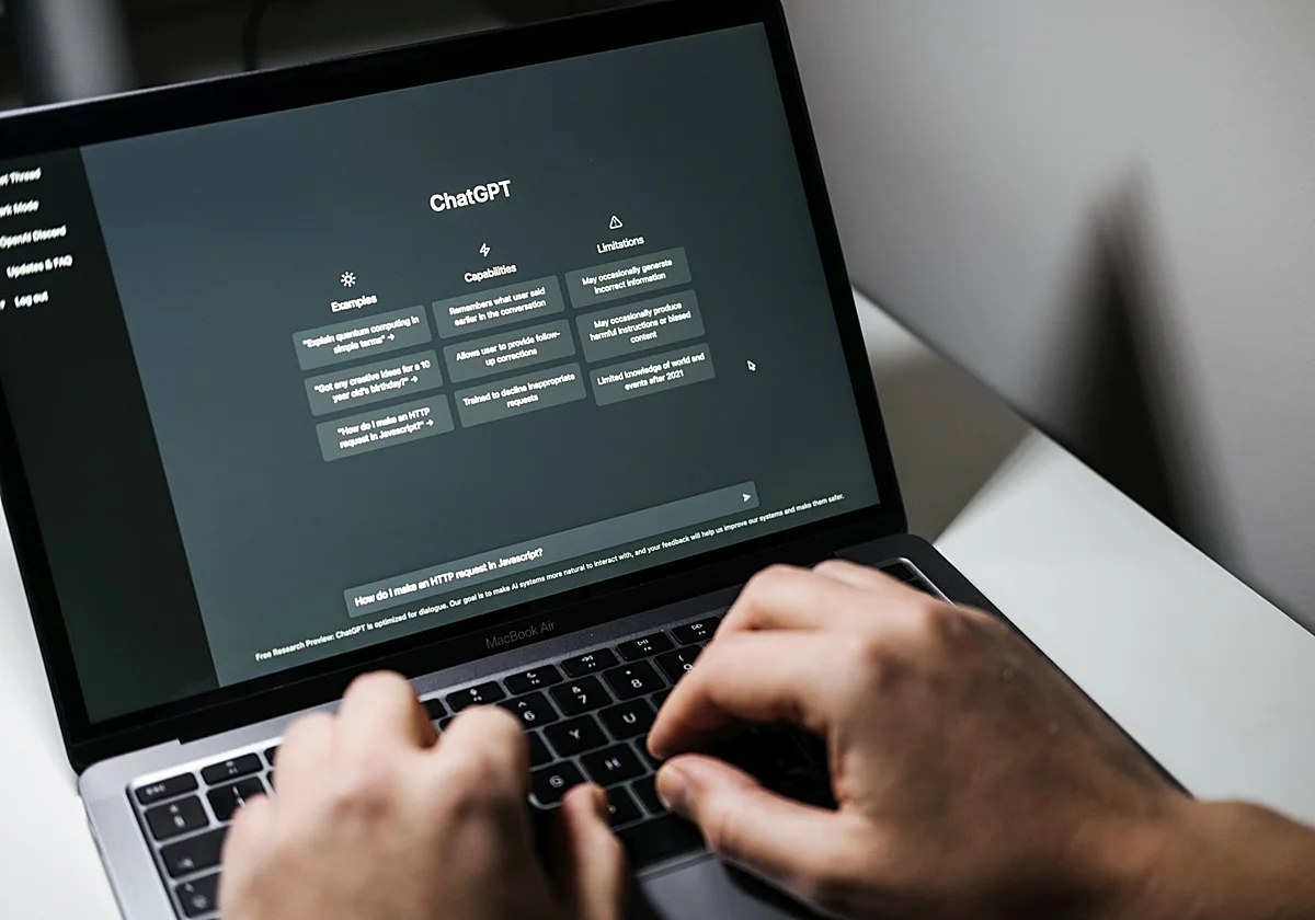 Llega 'ChatGPT Salud' y los médicos españoles alertan de sus peligros