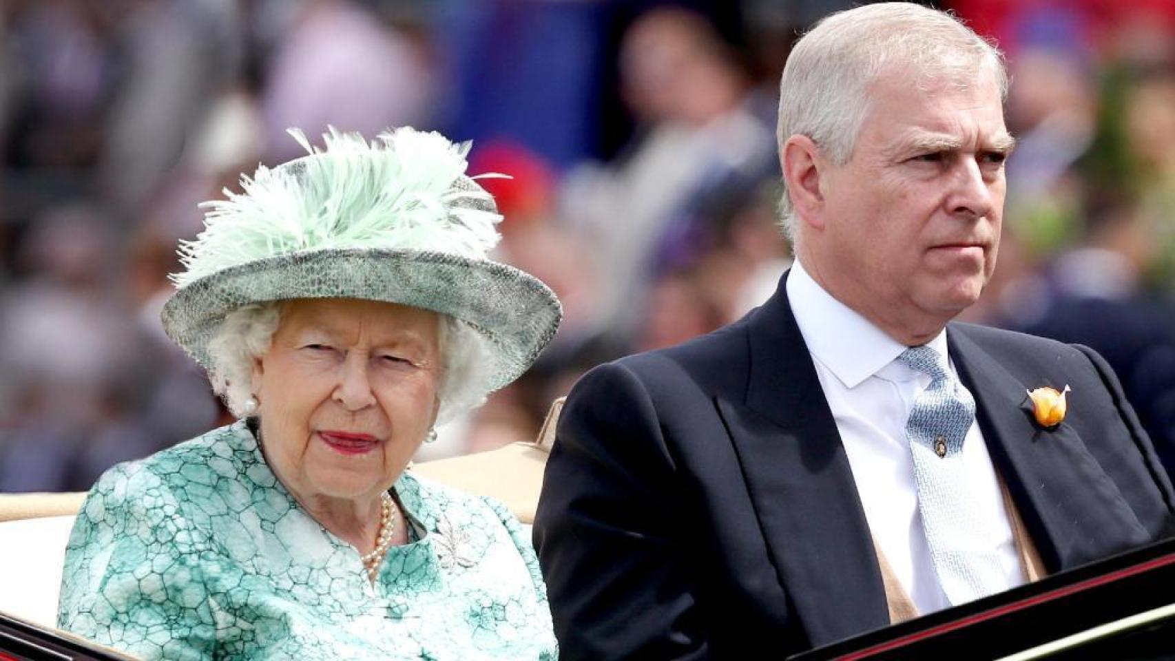 El expríncipe Andrés, cuatro años después de que Isabel II le retirara sus títulos militares: su salida definitiva de Windsor