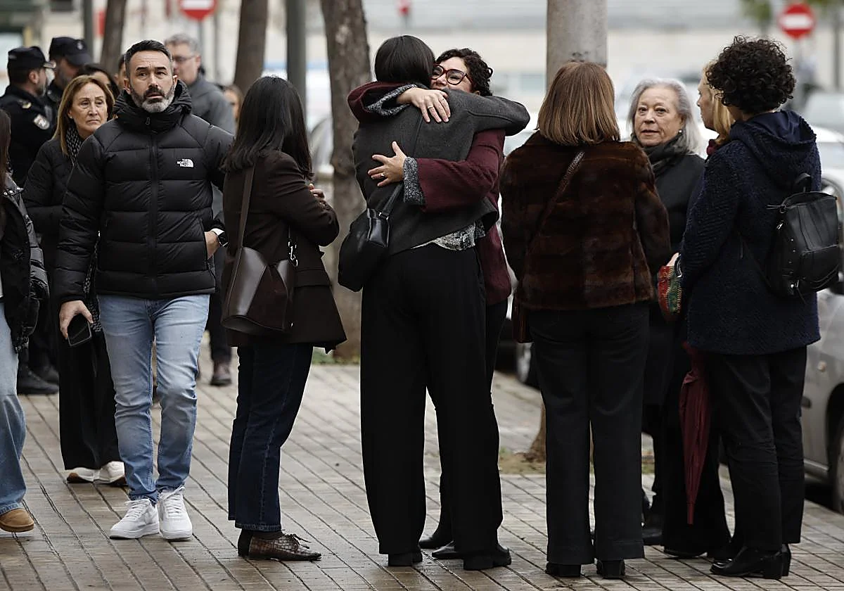 Valencia se vuelca en el adiós a la familia de Indonesia: «Fernando, Lía, Quique y Mateo continuarán estando presentes con la fuerza del amor»
