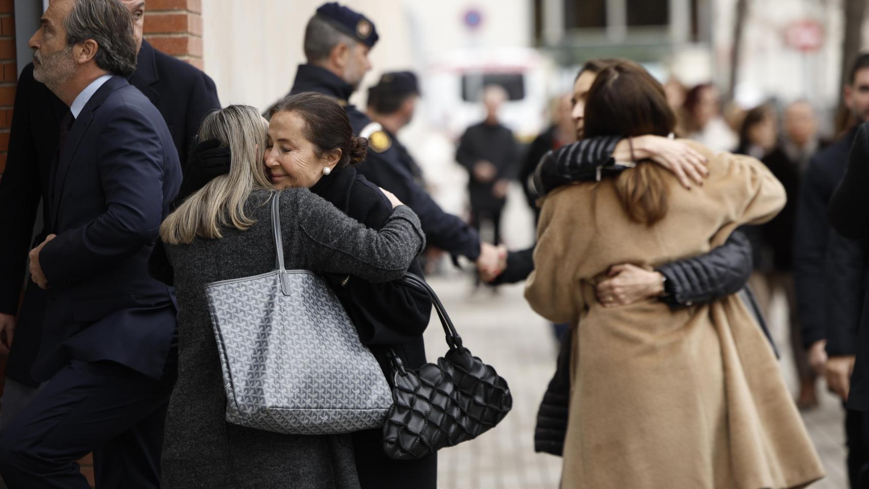 Las familias despiden en Valencia a Fernando y los tres niños fallecidos en el naufragio de Indonesia: "No os olvidéis"