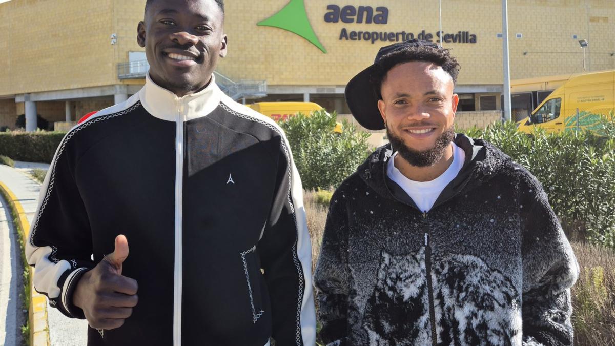 Akor y Ejuke llegan a Sevilla y estarán en la lista ante el Elche