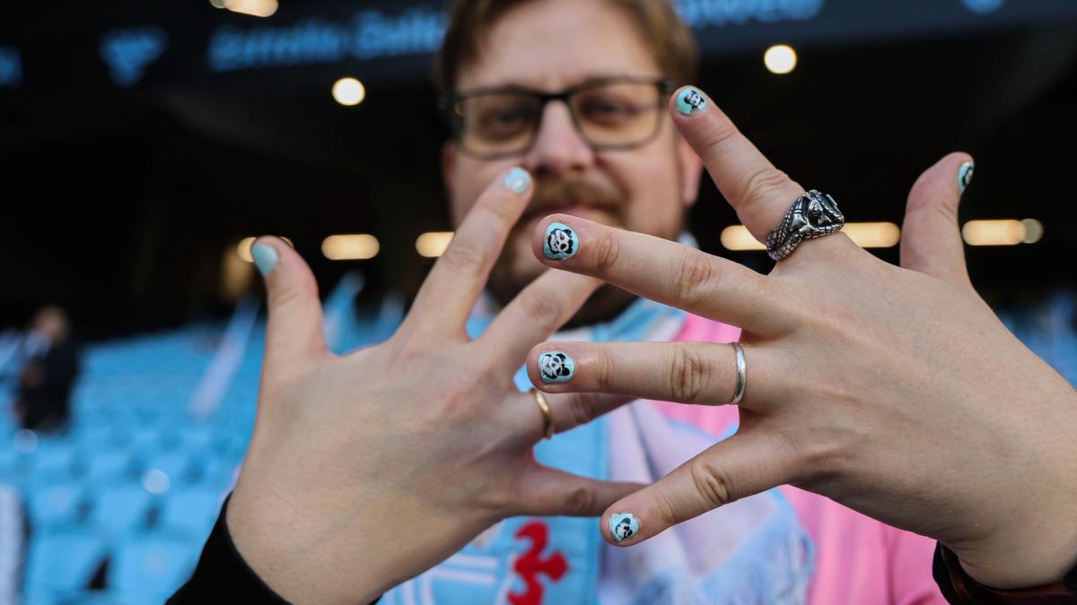 La afición del Celta responde al apoyo a Borja Iglesias y acude a Balaídos con las uñas pintadas