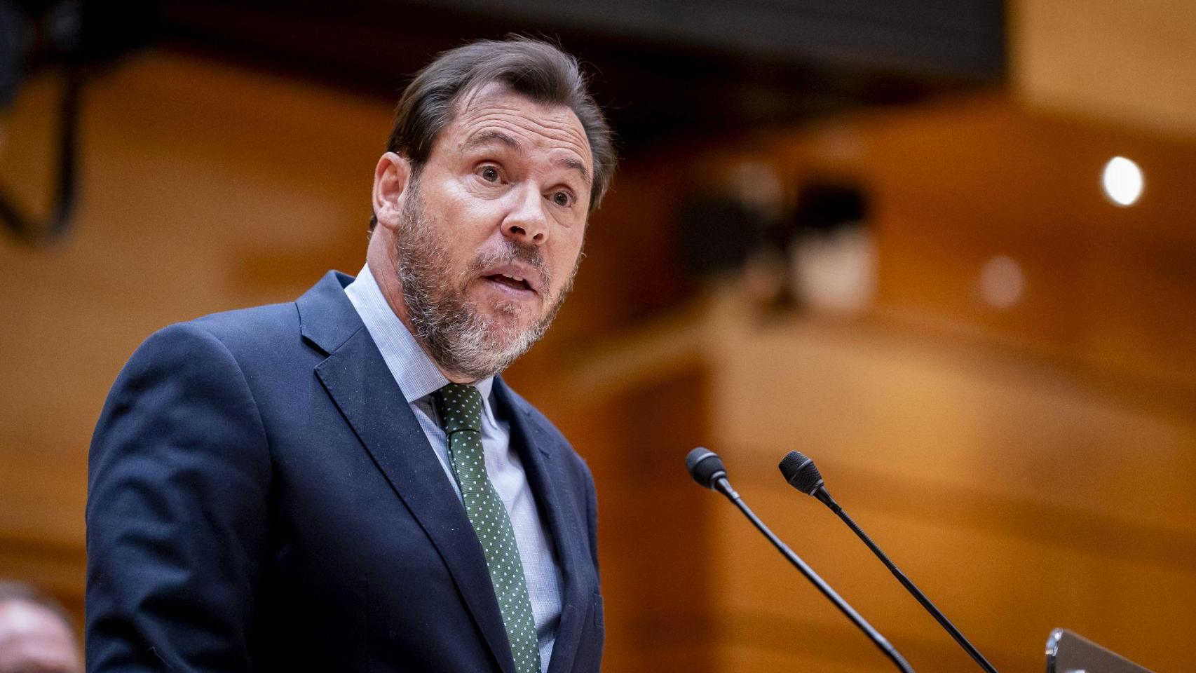 Óscar Puente asegura que el "impacto ha sido terrible" y varias unidades del tren de Renfe "han salido despedidas"