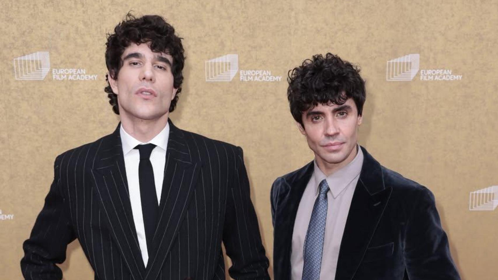 Los Javis reaparecen juntos en su primera alfombra roja tras la ruptura: las fotografías de su 'buen rollo' en el 'backstage'