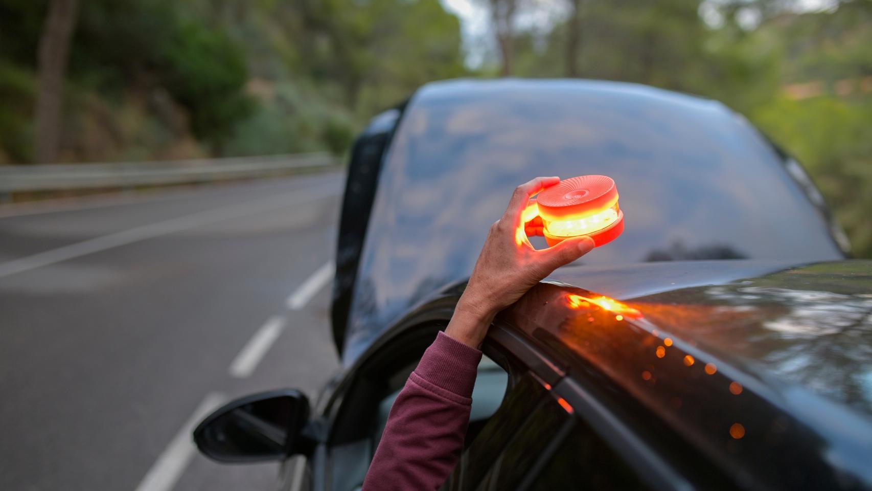 La DGT retira la homologación de estas balizas V16: ¿Me pueden multar si no compro una nueva?