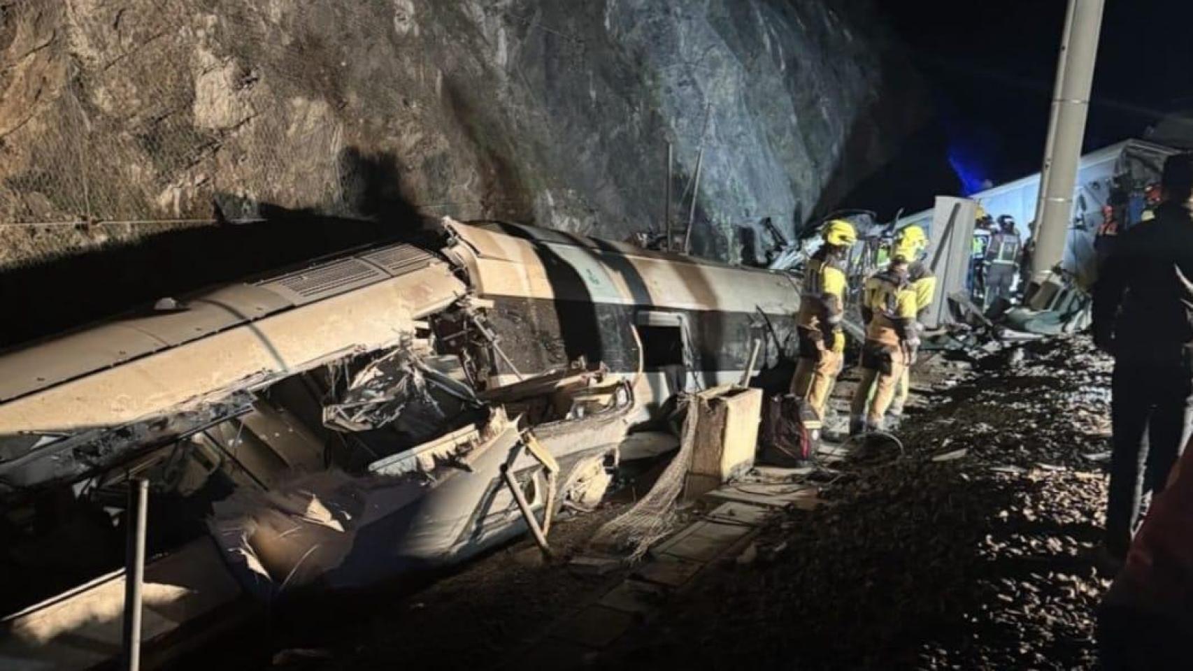 Accidente de tren en Córdoba, última hora del descarrilamiento en Adamuz, en directo | Suben a 39 los muertos y 152 heridos, 4 de ellos menores