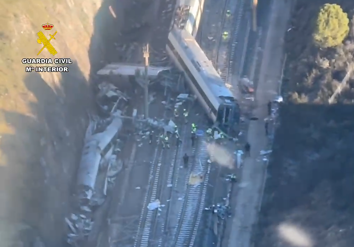 Las imágenes aéreas de la Guardia Civil revelan la magnitud de la tragedia ferroviaria