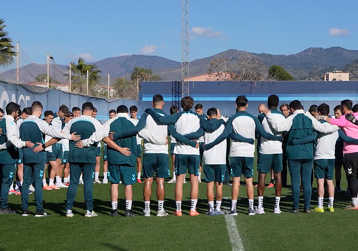 Minuto de silencio en el entrenamiento del Málaga por las víctimas del accidente ferroviario en Adamuz