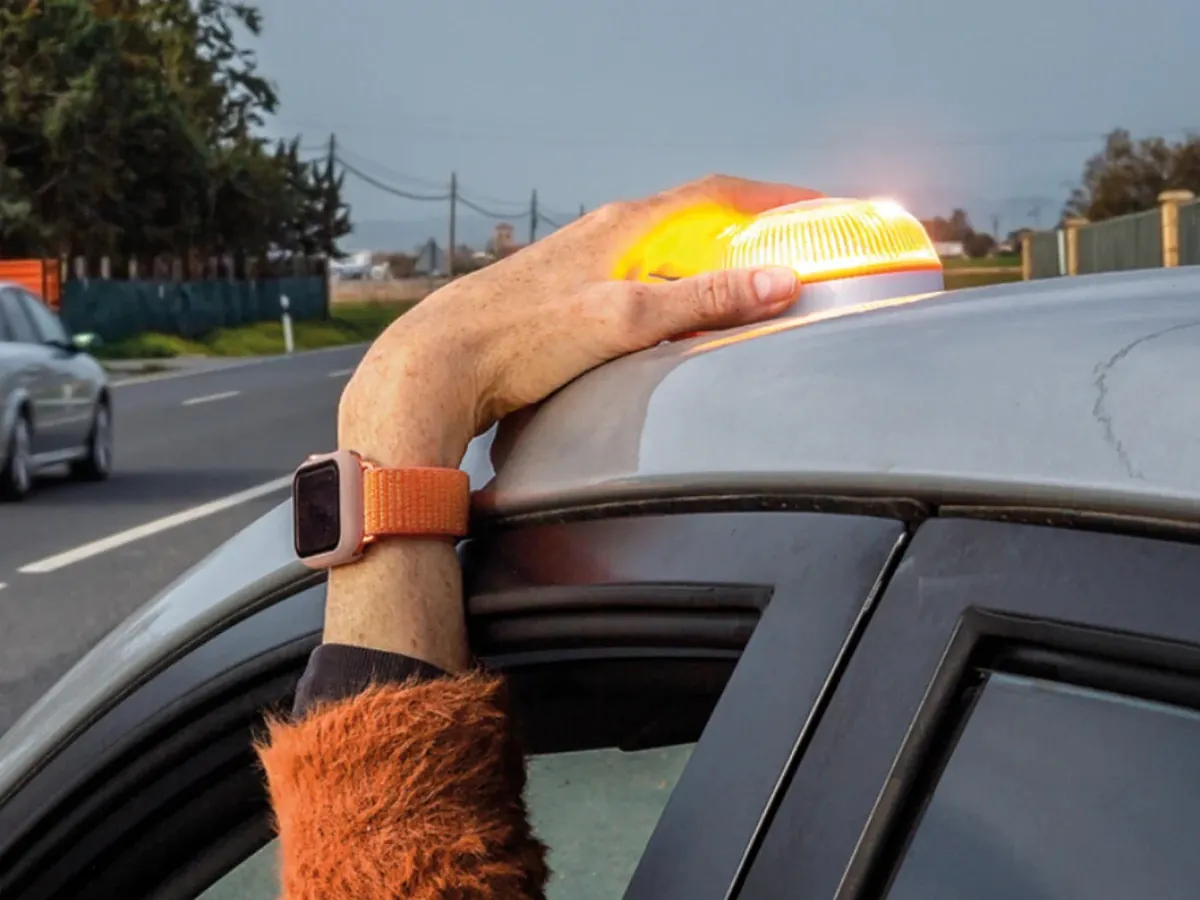 Facua acusa a la DGT de favorecer un "fraude masivo" con las balizas V16 y Tráfico culpa al Supremo