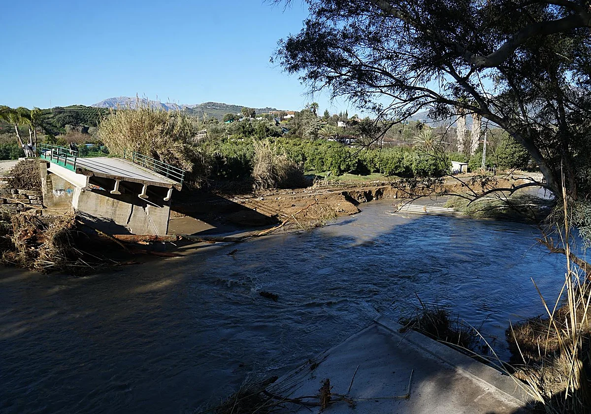 La Junta asumirá la reconstrucción del puente de la Valenciana de Coín, destruido por la última riada