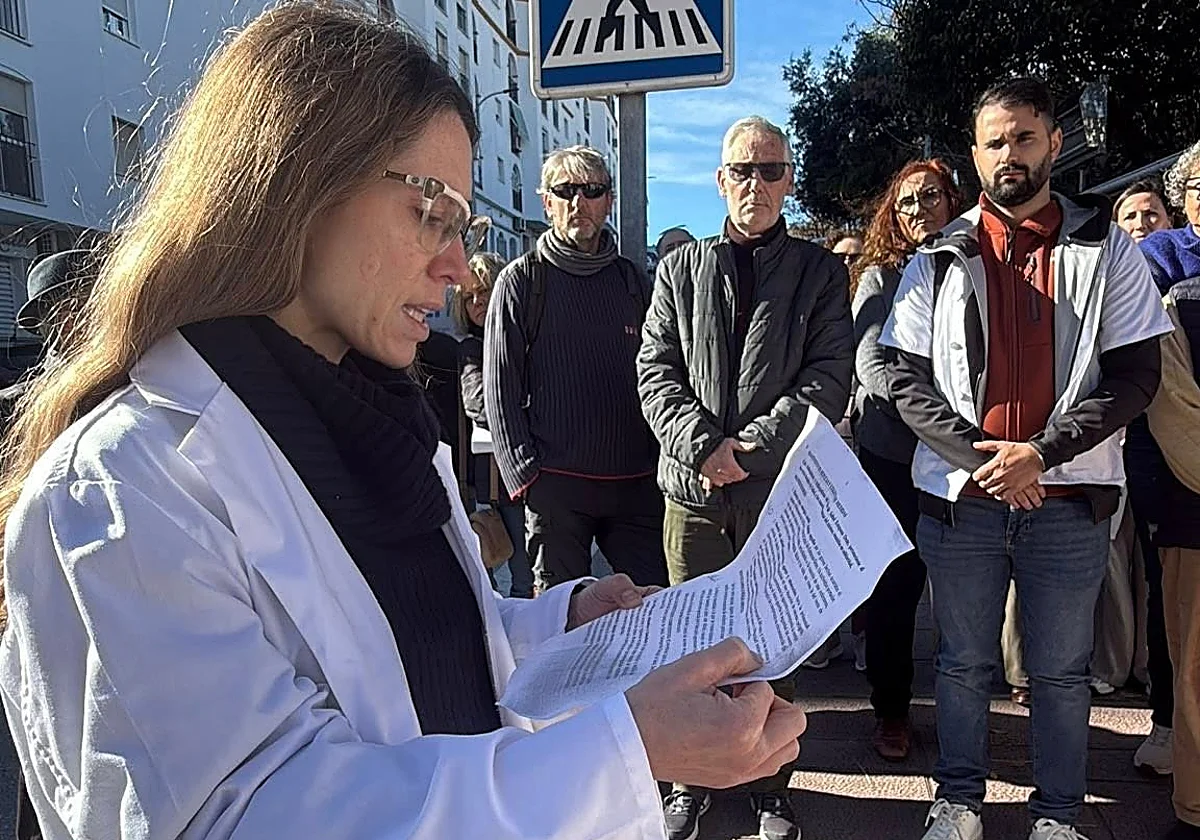 Se cuela en el Centro de Salud Estepona Oeste con dos cuchillos jamoneros y amenaza a una enfermera
