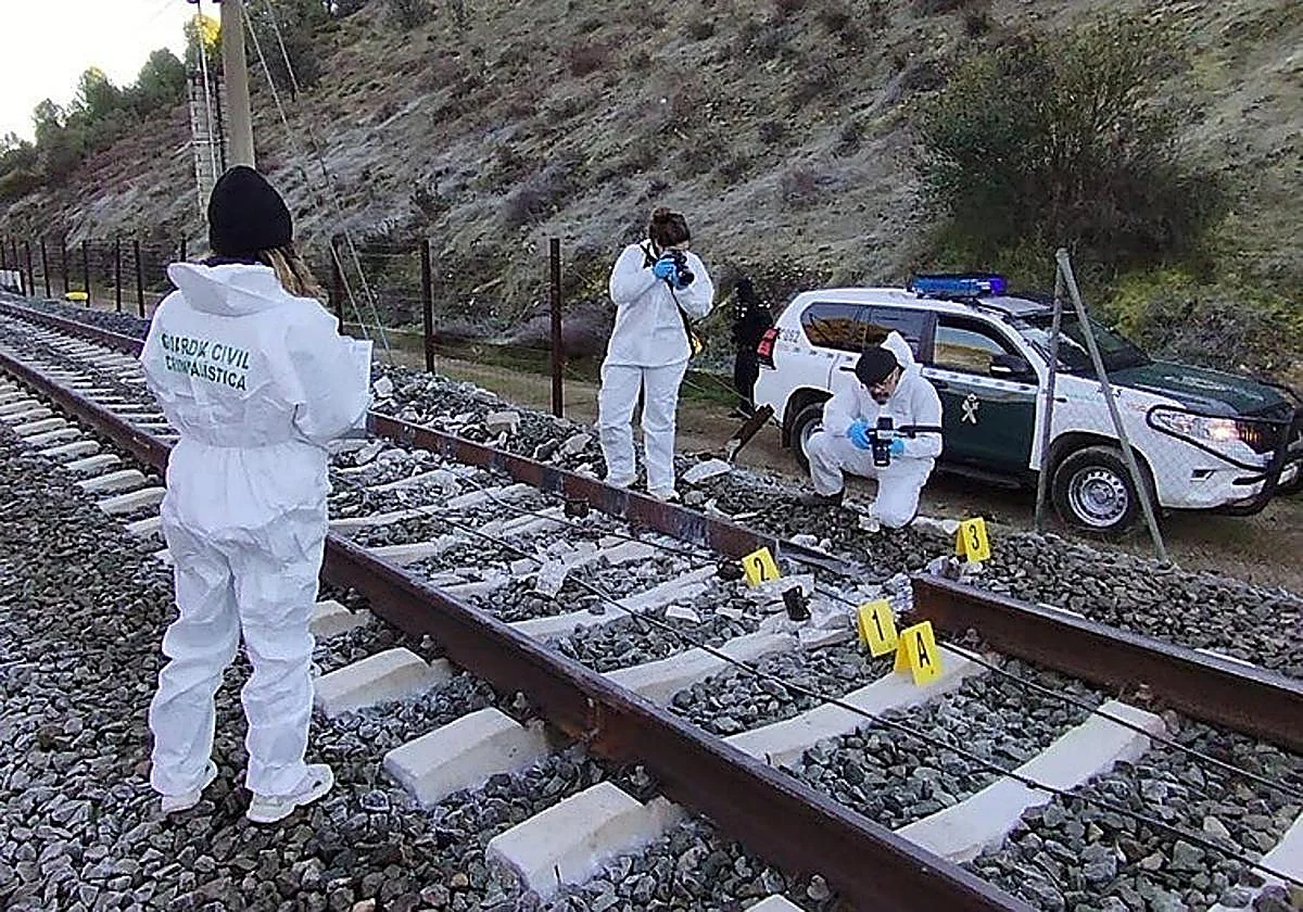 Una imagen de las labores de investigación de la Guardia Civil muestra un trozo de raíl desprendido