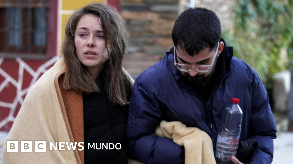 "Vimos cómo moría gente alrededor, pero no podíamos hacer nada": los relatos de los sobrevivientes del choque de trenes en España