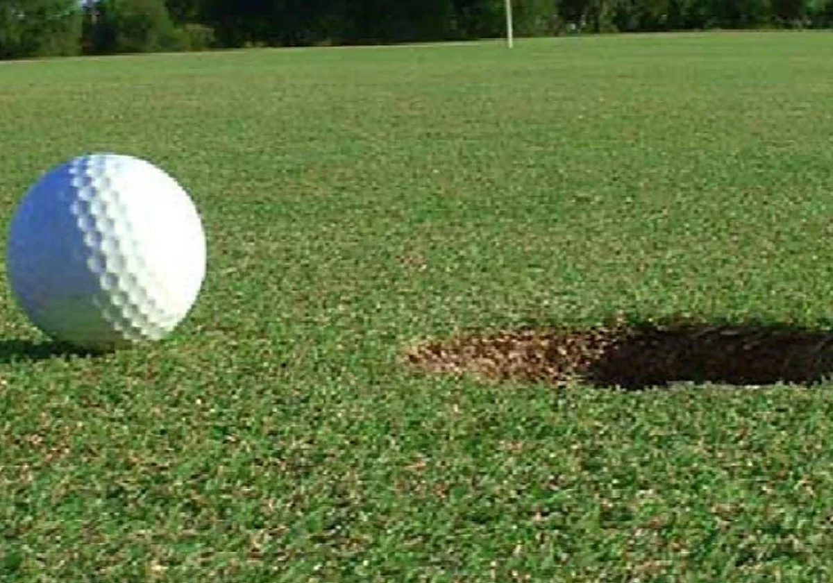 Una empresa pilla a un directivo de baja jugando al golf tras la amputación de una pierna y acaba condenada a pagarle 15.000 euros