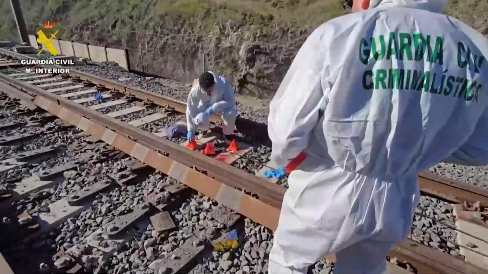 40 muertos y 13 heridos en la UCI: Emergencias baraja trocear los vagones del Alvia ante la dificultad de acceso de la grúa