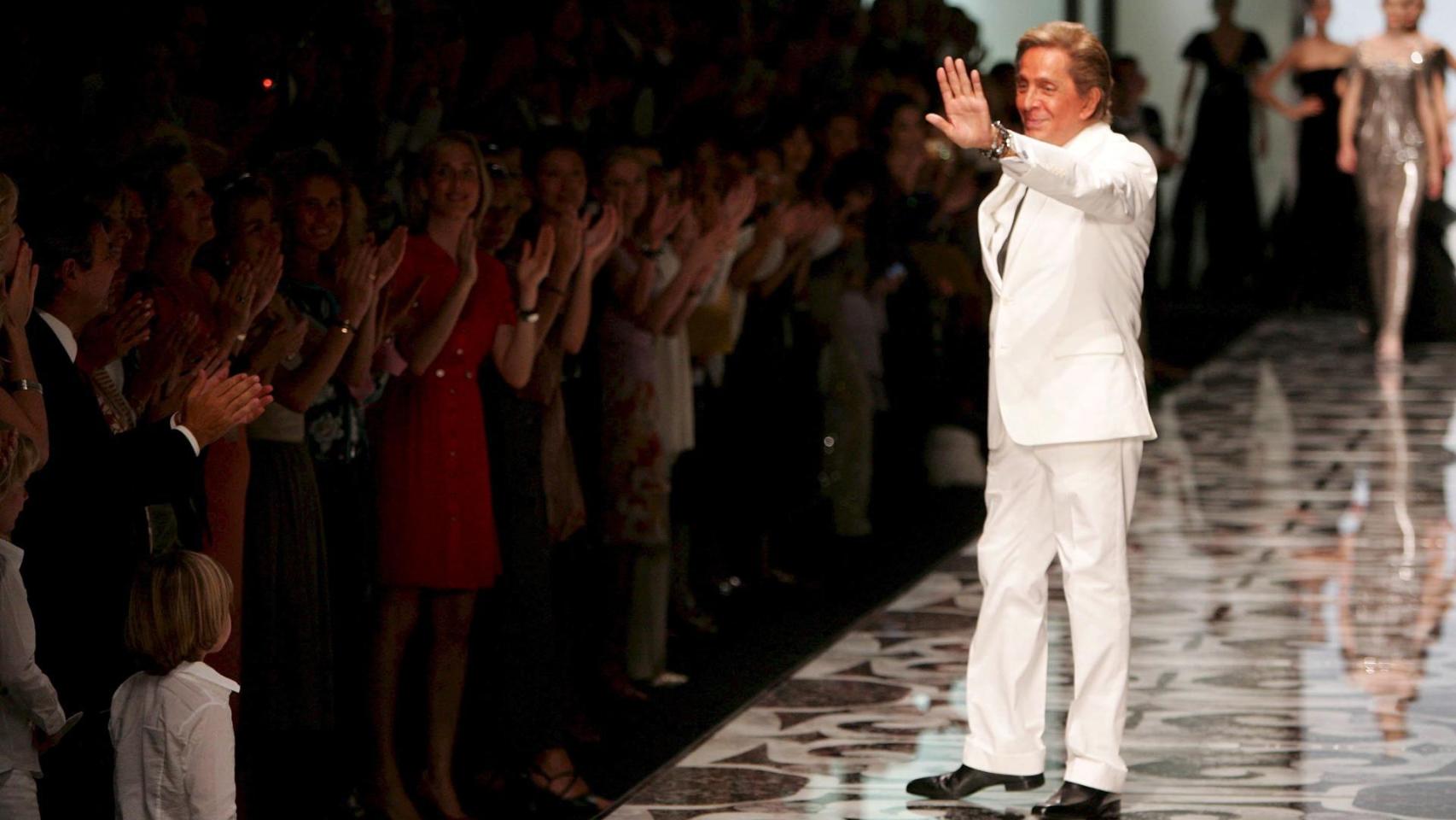 De la V como símbolo de lujo al 'rosso' eterno: las claves del universo Valentino que marcan su legado en la historia de la moda