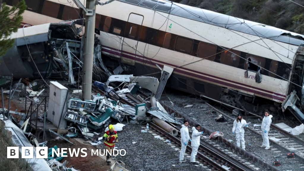 Cómo ocurrió el accidente y otras 4 preguntas clave sobre el fatal descarrilamiento y choque de trenes en España que ha causado al menos 40 muertos