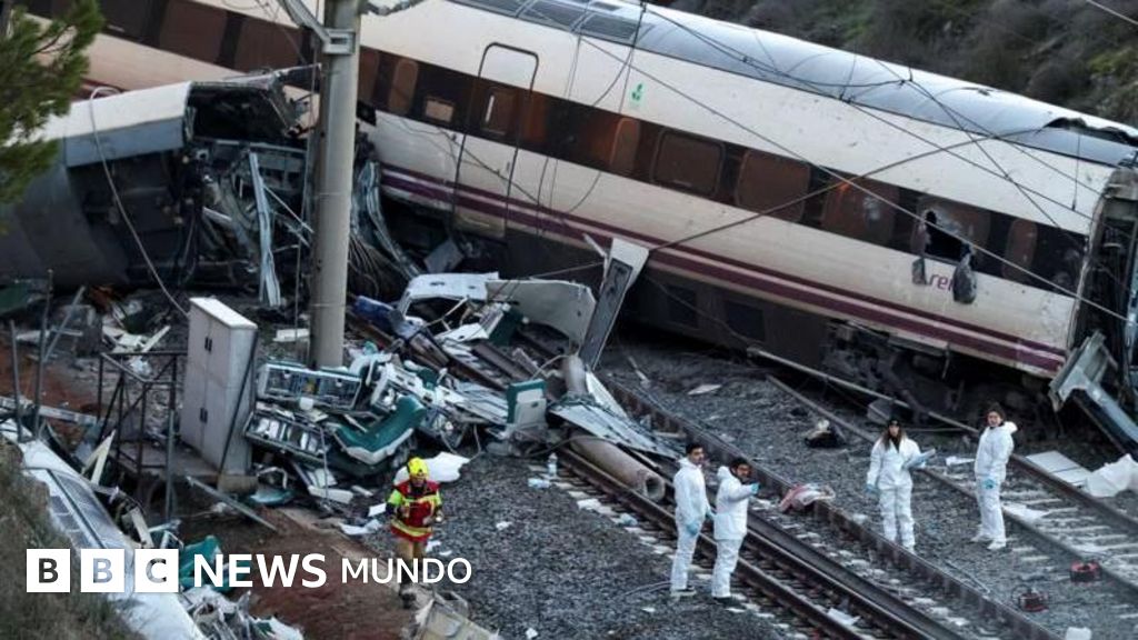 Mueren al menos 40 personas al chocar dos trenes de alta velocidad en el sur de España