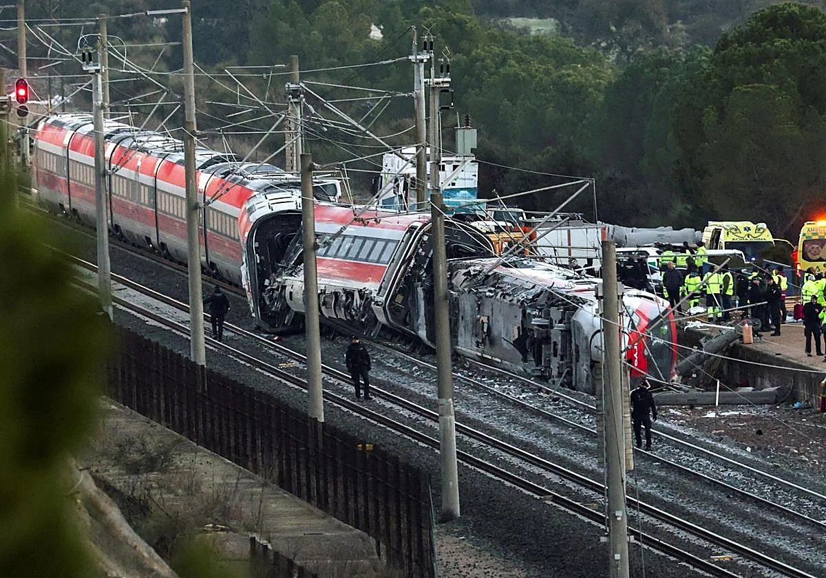 La Guardia Civil identifica por huellas los cinco primeros cadáveres del accidente de los trenes en Adamuz