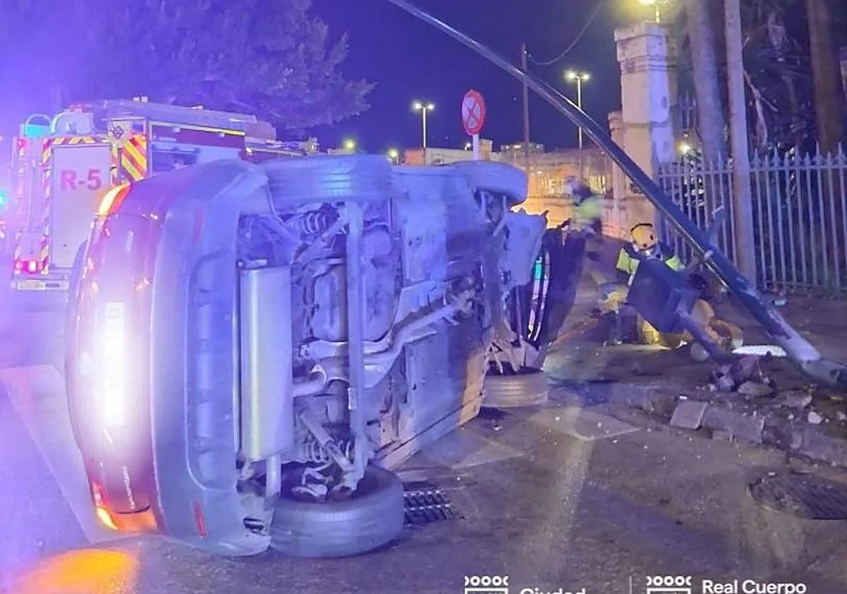 Herida una conductora al volcar tras chocar con un semáforo en la avenida Manuel Agustín Heredia