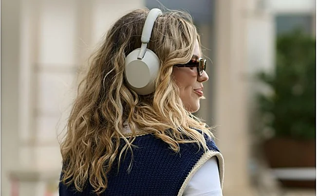 Silencio absoluto y sonido premium: así conquistan los auriculares de diadema Sony WH-1000XM5
