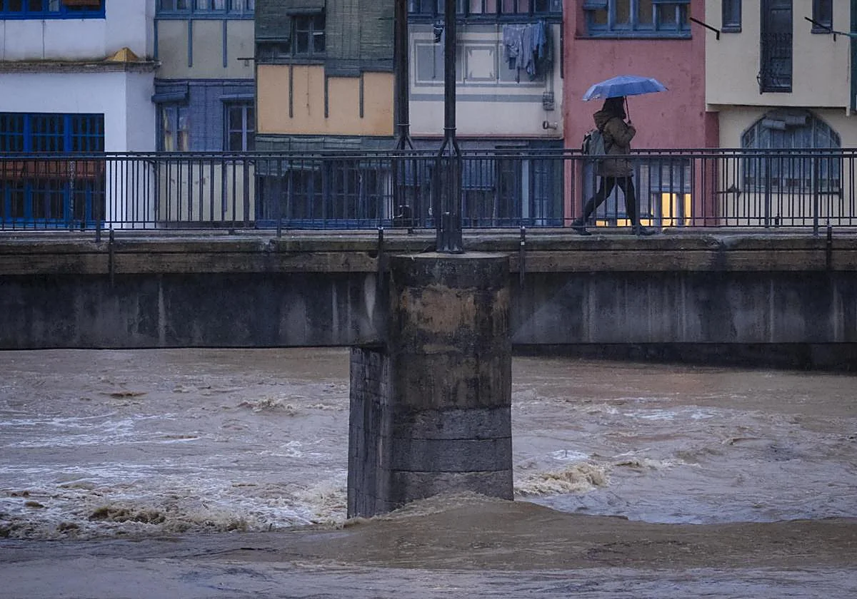 Buscan a un desaparecido en Girona, posiblemente arrastrado con su coche durante el temporal