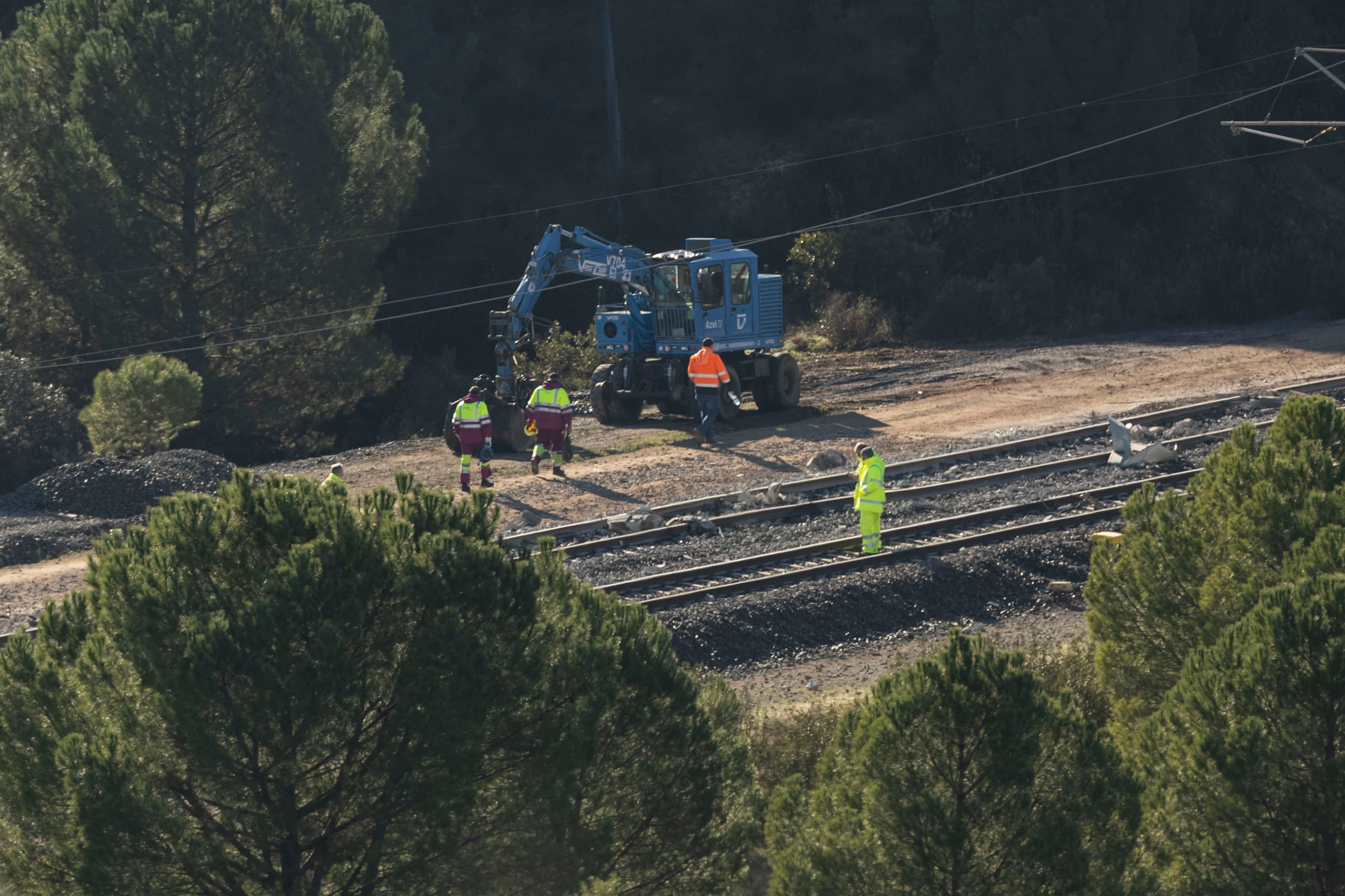 La maquinaria pesada ya trabaja sobre el terreno para levantar vagones en busca de víctimas