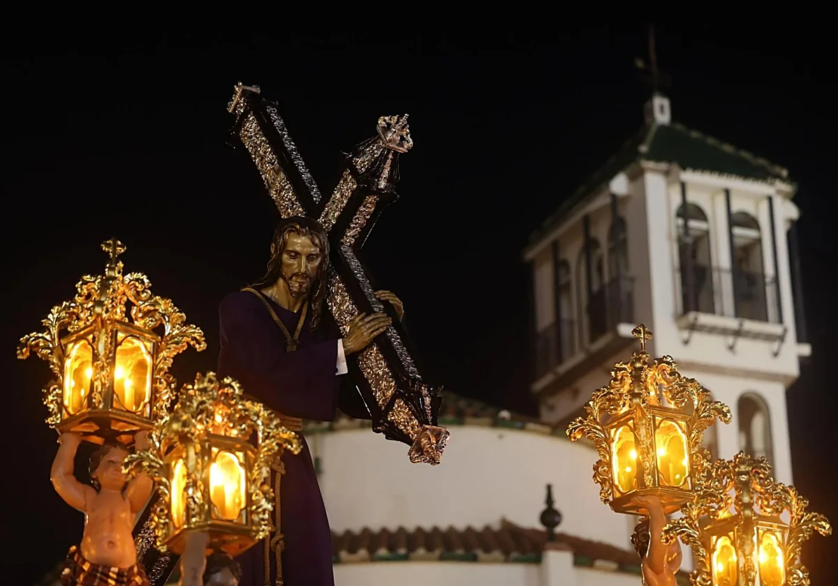La Esperanza pone fin a la alternancia de la túnica lisa y bordada en el Nazareno del Paso cada Jueves Santo