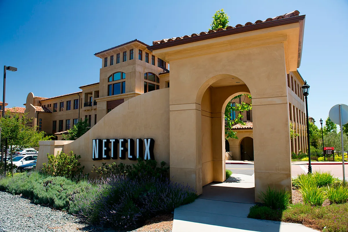 Netflix cambia a una oferta íntegramente en efectivo en la batalla por Warner Bros. Discovery