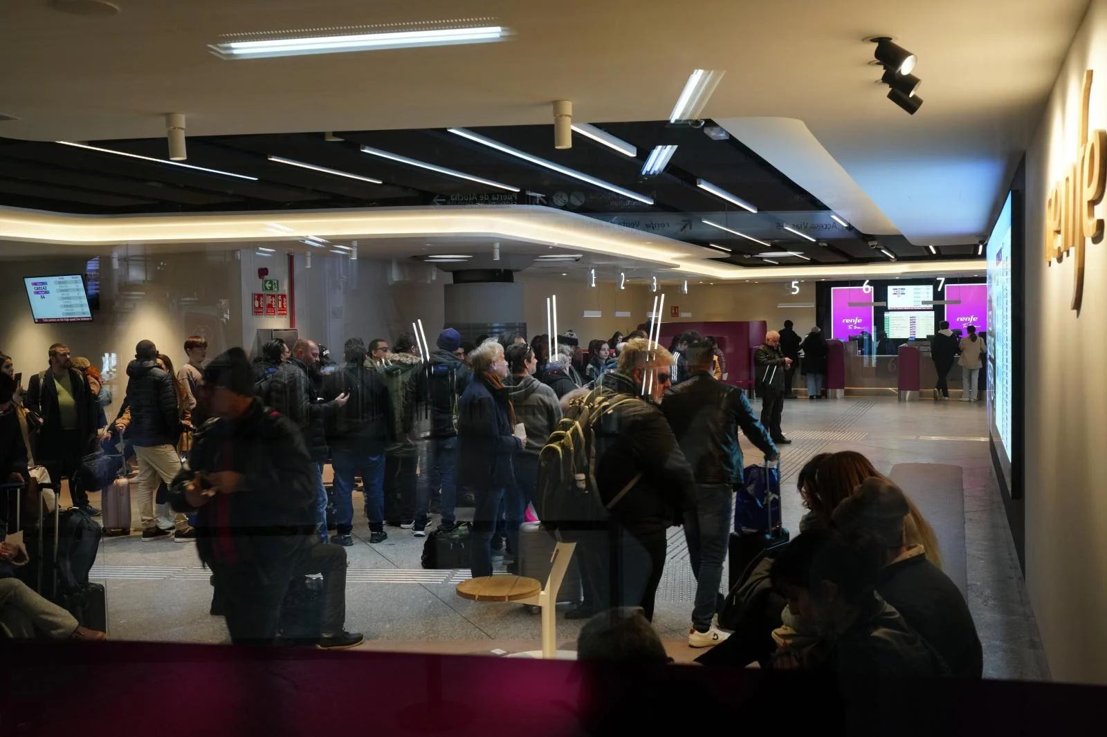 El negocio de viajar al sur tras la tragedia de Adamuz: billetes al doble y al triple