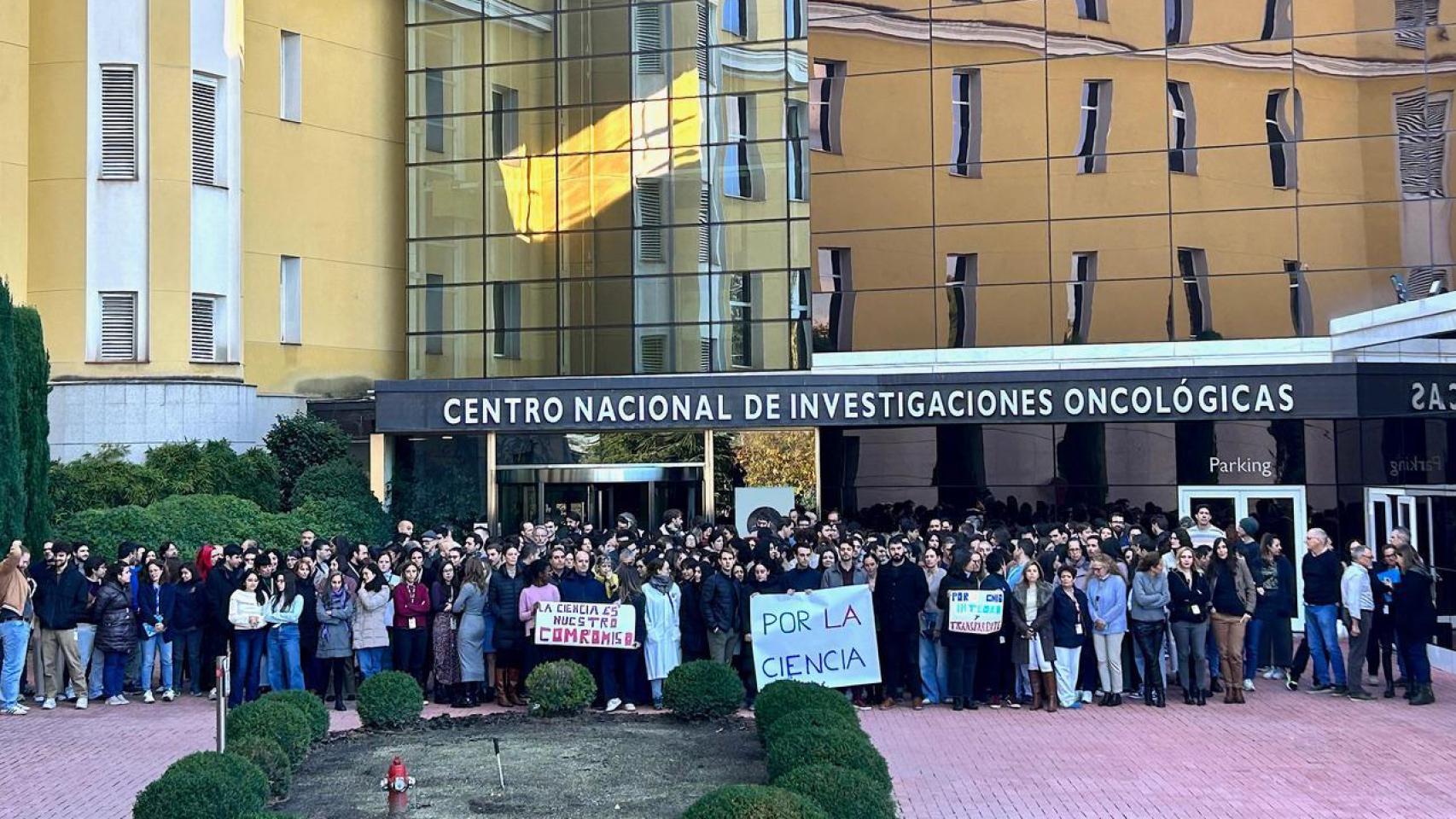 Cierre en falso de la crisis del CNIO: los 'despedidos' siguen en sus puestos mientras el centro recibe insultos y amenazas
