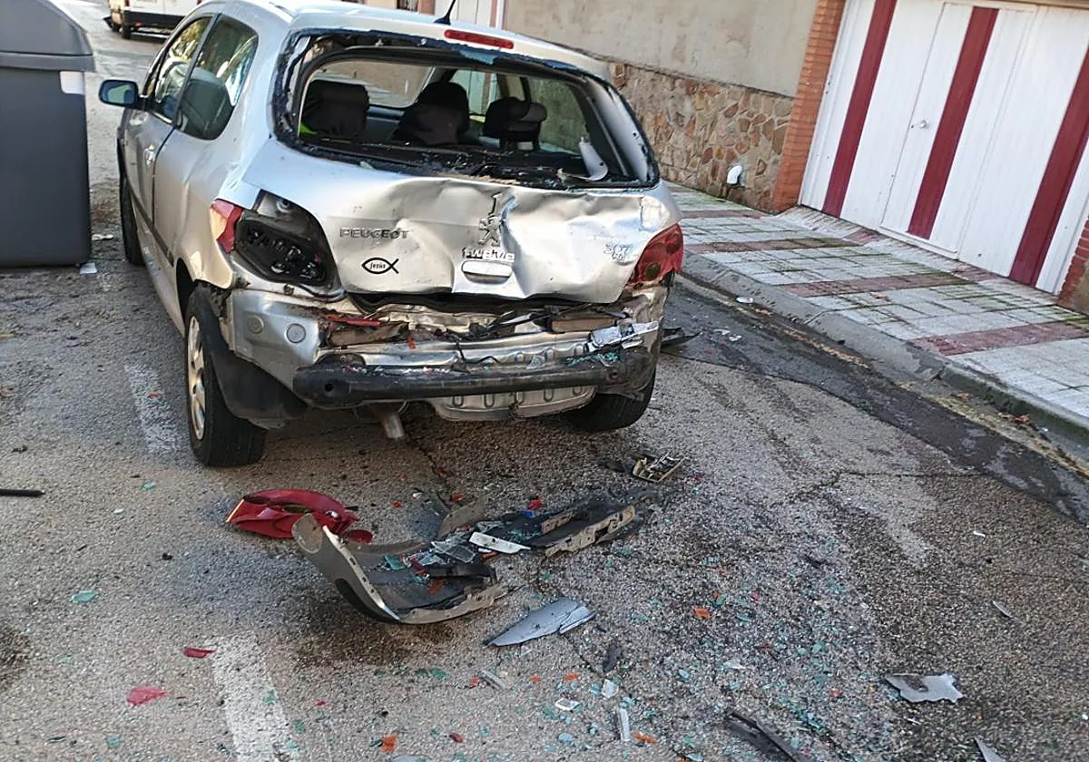 Detenido un hombre por embestir varias veces con su furgoneta el coche de su pareja