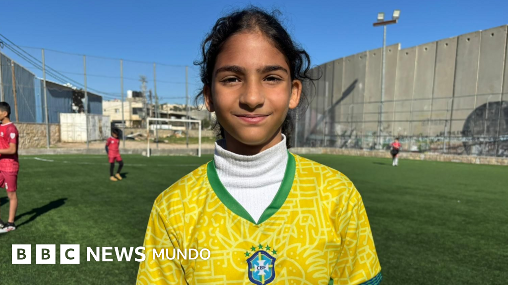 El campo de fútbol donde juegan niños palestinos que Israel amenaza con demoler en Cisjordania pese a la presión internacional