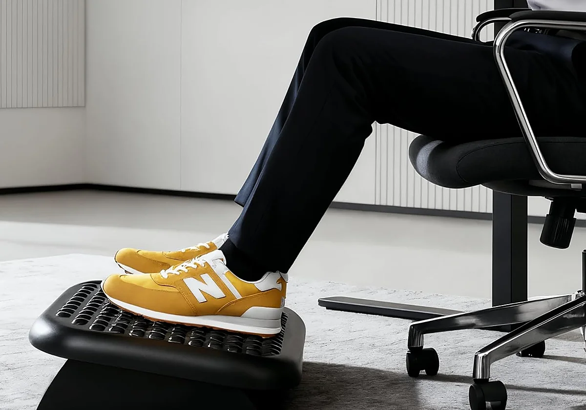 Si pasas mucho tiempo sentado, hazte con uno de estos reposapiés ajustables para oficina o casa