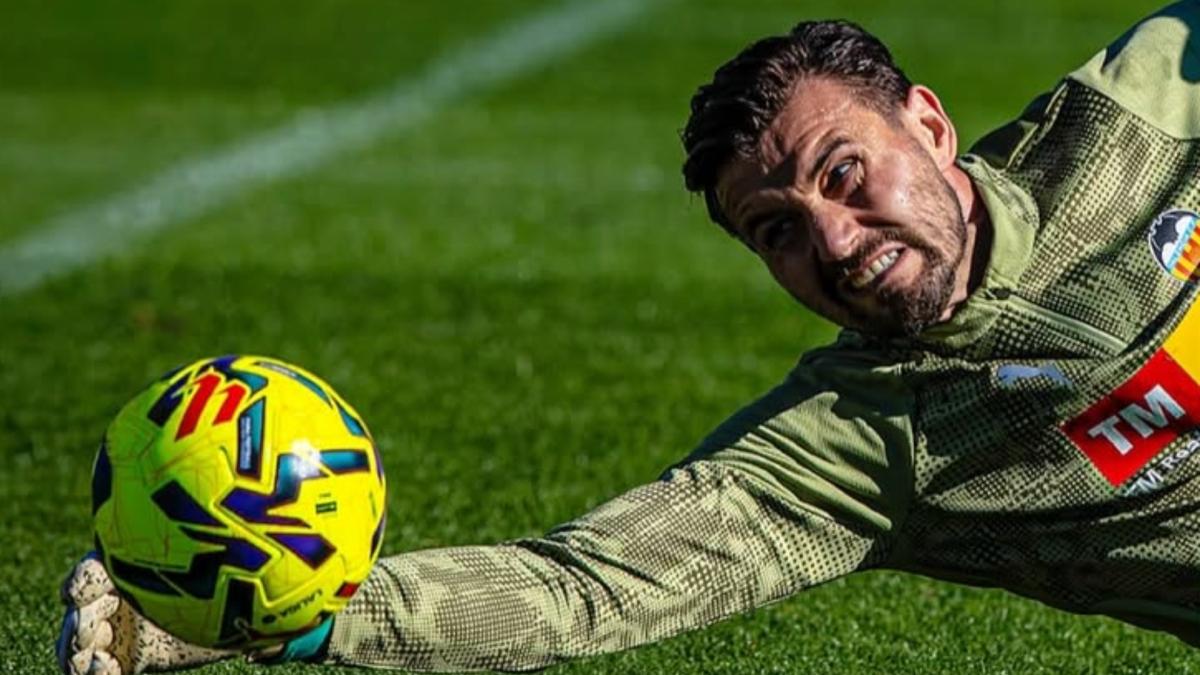 El pleno de Dimitrievski: triunfo y portería a cero tras año y medio